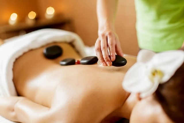 Massage với đá nóng có lợi cho sức khỏe